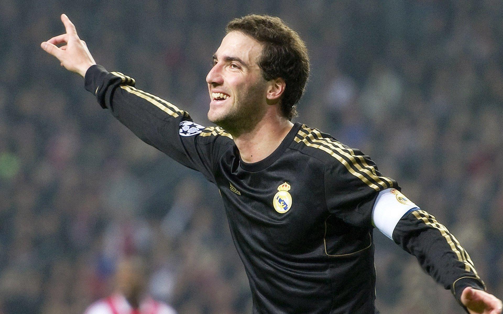 瓦刀社媒温情祝福儿子里瓦尔迪尼奥30岁生日,青岛红狮锋线核心续写家族传奇